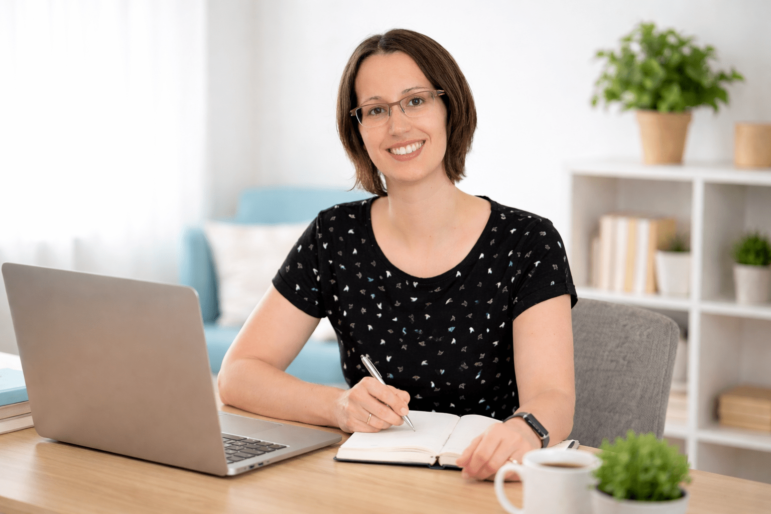 Carmen Fields bei der 1:1 Online-Begleitung für Facharbeit und Ausbildung in der Kita am Laptop mit Notizbuch