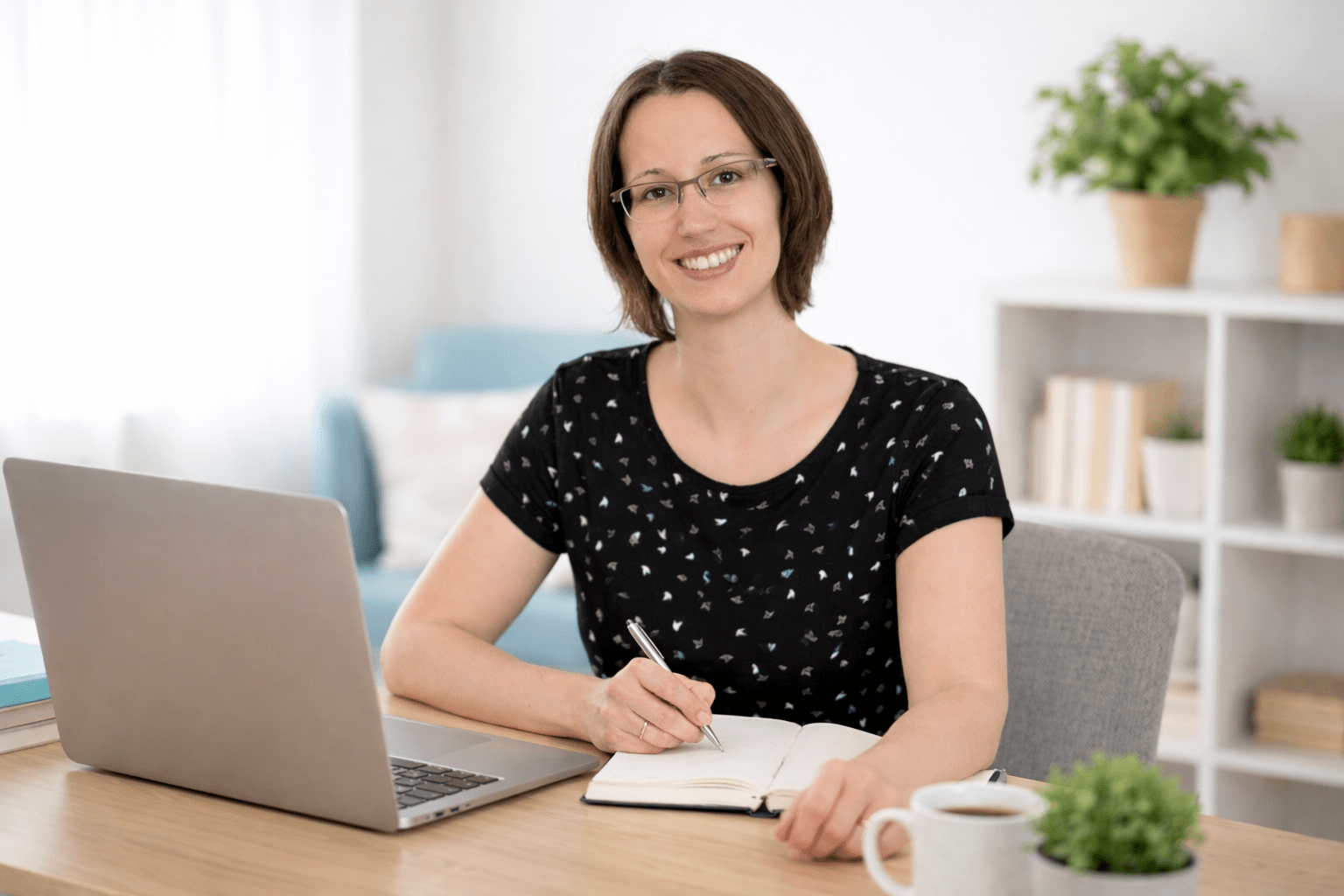 Carmen Fields unterstützt Erzieher-Azubis bei Facharbeit, Reflexion und Praxisbesuch in der Kita-Ausbildung