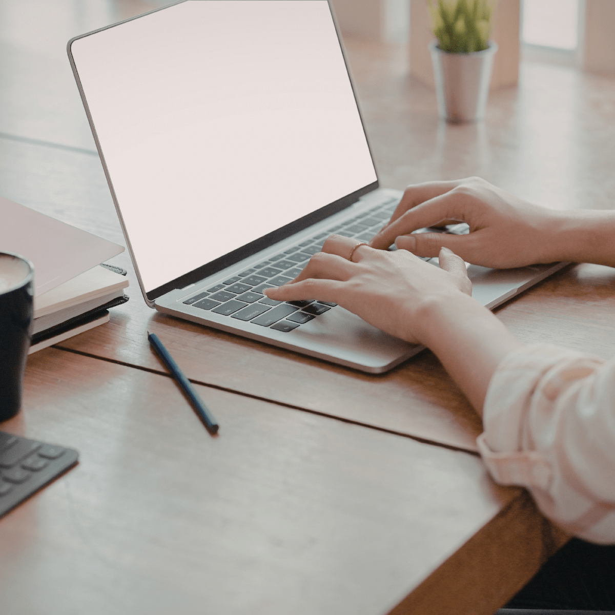 Auszubildende plant die Gliederung einer Facharbeit am Laptop