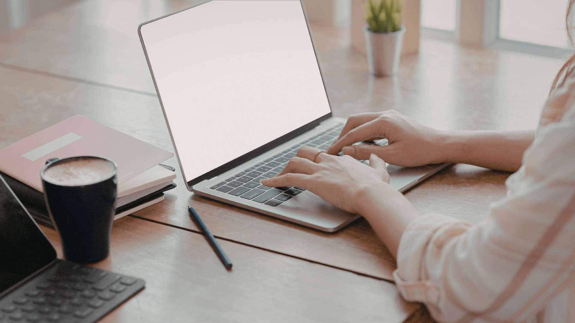 Auszubildende plant die Gliederung einer Facharbeit am Laptop