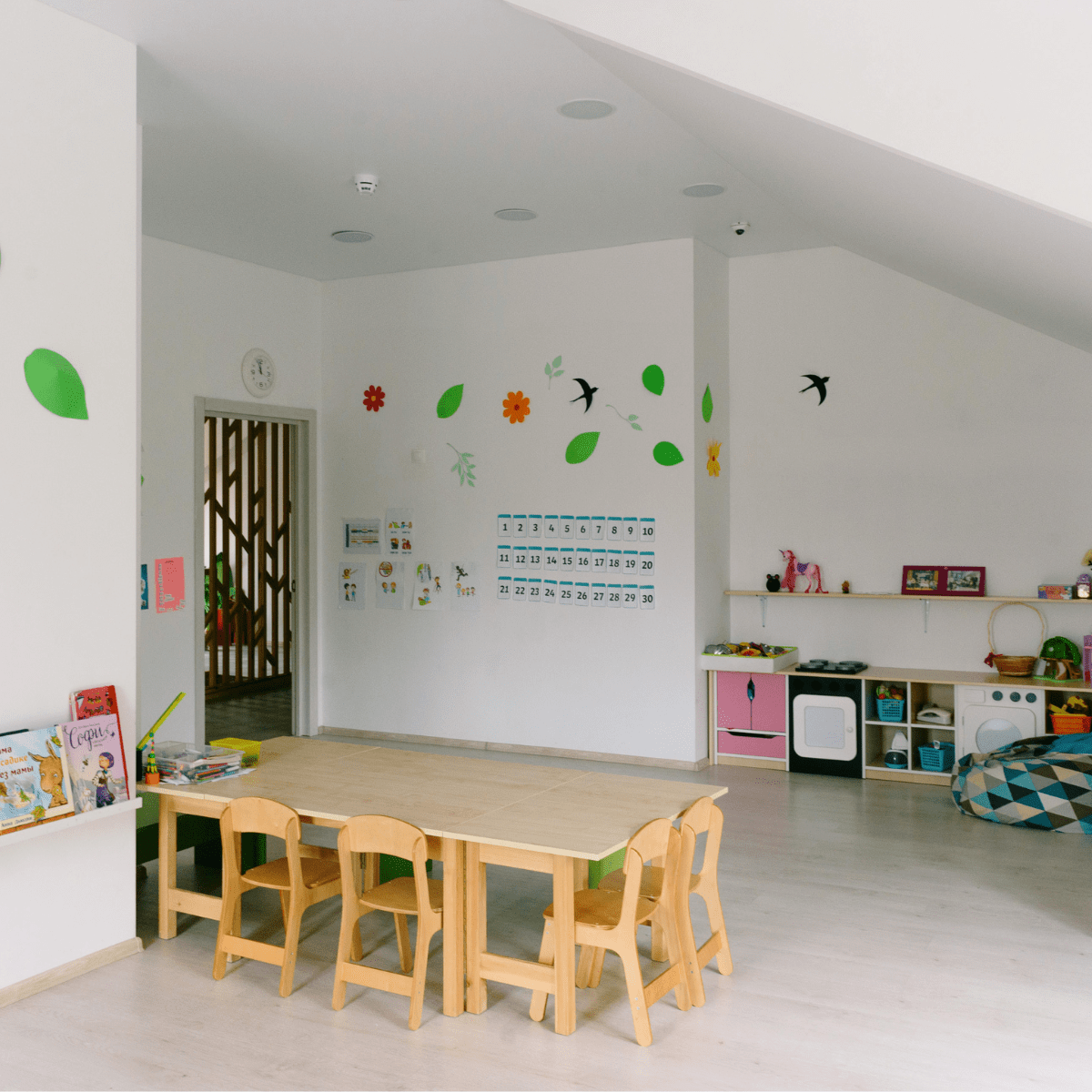 Erzieherin unterstützt Kinder bei einem Malangebot in der Kita