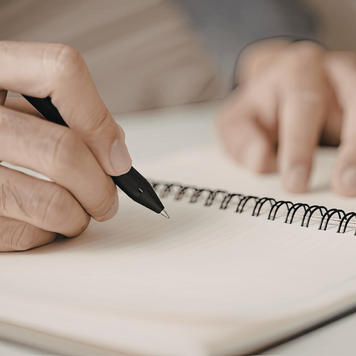 Auszubildende schreibt eine Reflexion in ein Notizbuch