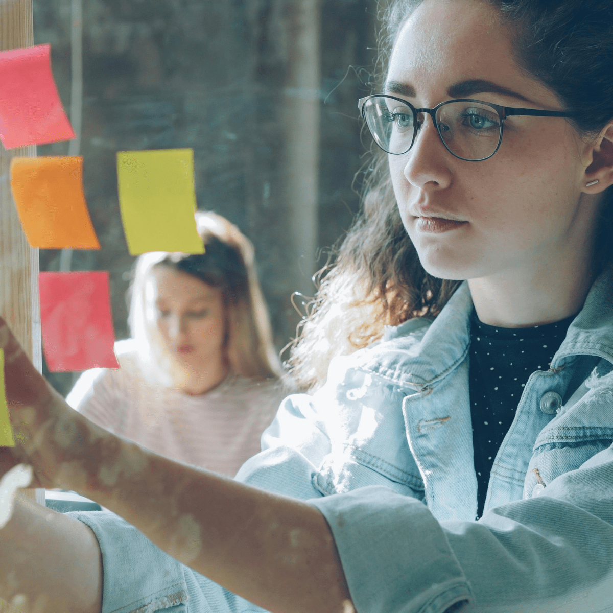 Auszubildende strukturiert die Gliederung einer Facharbeit mit Notizen und Post-its in der Erzieher-Ausbildung